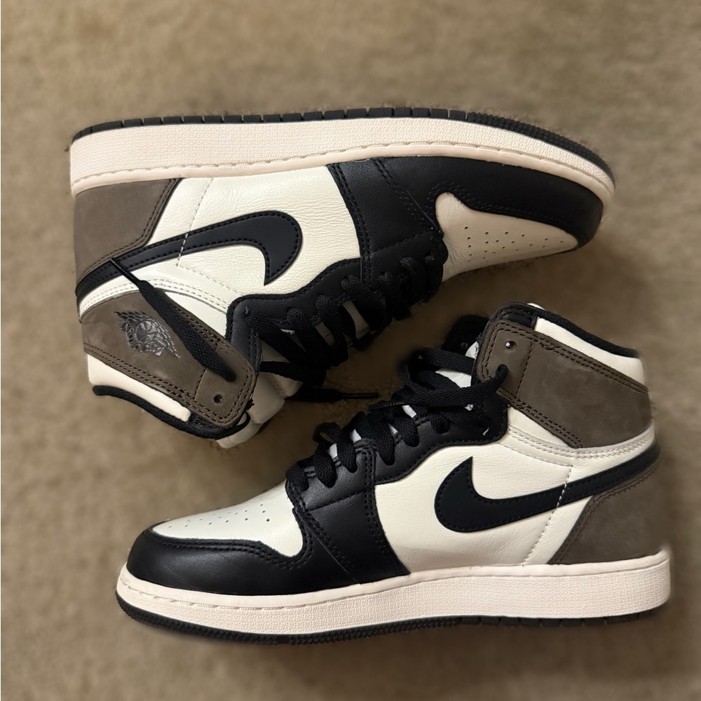 JORDAN 1 RETRO HIGH DARK MOCHA (Boys 6.5)